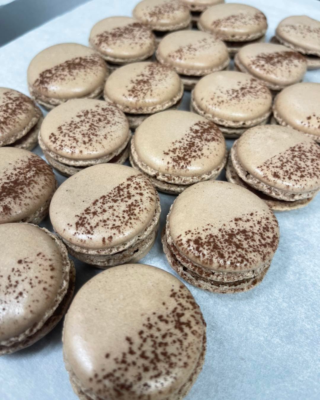 😱❤️😍Macarons au chocolat Caraïbe Valrhona. Réservés aux grands gourmands de chocolat 🥹🤪🤗 #artisan #patissier #stevecuisine #passion #valrhona #commandepersonnalisée #marcqenbaroeul #cuisinedesteve #patissier #artisan #patisserie #gourmand #chocolat #valrhonachocolate #macarons #macaron #ganache #ganachechocolat