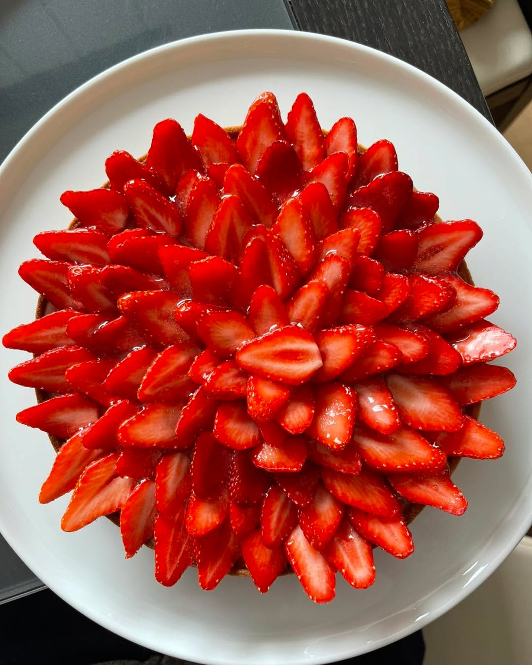 🍓🍓🍓Nouvelle tarte aux fraises Gariguette sur lit de crème pâtissière à la vanille de Madagascar. On ne s’en lasse pas 🥳😱❤️