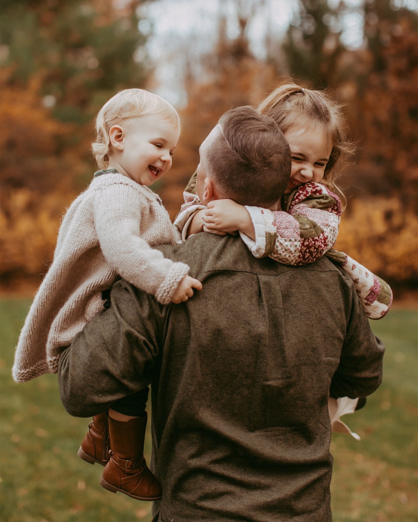 I’ve been photographing this sweet family since before their second little one was even born, and it’s such a joy to see how much they’ve grown each year. They are pure sunshine and giggles. I’m so grateful for all the families who come back year after year and trust me to capture their memories.
#SavannahBrownPhotography #FamilyPhotography #VermontPhotographer #FamilyPhotos #VermontFamilies #LifestylePhotography #CandidFamilyPhotos #VermontFamilyPhotographer #MotherhoodPhotography #ChildhoodMoments #FallFamilyPhotos #VermontPortraits #FamilyPhotoSession #StoweLocal