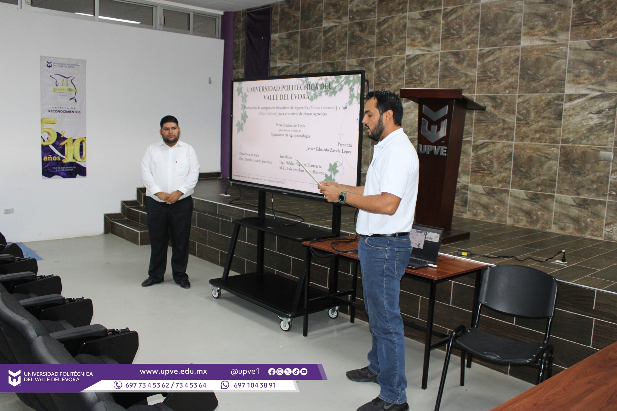 🎓✨ Felicitamos al egresado Javier Eduardo Zavala López por la exitosa presentación de su tesis, realizada el jueves 12 de febrero de 2026, titulada “Evaluación de compuestos bioactivos de higuerilla (Ricinus communis) y ajo (Allium sativum) para el control de plagas agrícolas”.
Este importante trabajo de investigación fue desarrollado durante su estadía como parte de su proceso de titulación en la Universidad Politécnica del Valle del Évora, aportando alternativas sustentables para el manejo de plagas en el sector agrícola.
El jurado estuvo conformado por las y los miembros: Dra. Mónica Acuña Jiménez, M.C. Luis Esteban Soto Moreno, y la Ing. Fidelia Higuera Blancarte. Tras la defensa del proyecto, el sustentante aprobó por unanimidad el examen de grado, obteniendo el título de Ingeniero en Agrobiotecnología.
La tesis fue ratificada por la Rectora Dra. Imelda Zayas Barreras y el Secretario Académico M.T.I. Arnoldo Sánchez López.
¡Muchas felicidades por este gran logro académico y profesional! Le deseamos mucho éxito en su camino. 🌱
#SomosUPVE
#PorElDesarrolloYLaGrandeza
#SomosDelfinesUPVE