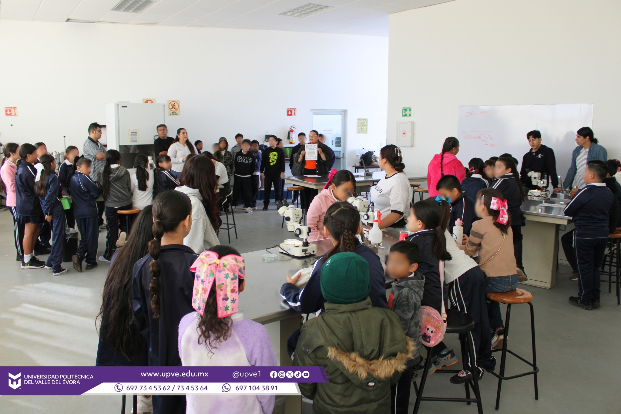 🔬👩🔬✨ Ciencia en acción: Taller especial por el Día de la Mujer y la Niña en la Ciencia.
En la UPVE se llevó a cabo un taller con motivo del Día Internacional de la Mujer y la Niña en la Ciencia, con el objetivo de acercar el conocimiento científico a estudiantes de nivel básico mediante actividades prácticas y demostrativas.
Se contó con la participación de alumnas y alumnos de la Escuela Primaria Rafael Ramírez, ubicada en la Colonia Sinaloa, Angostura, quienes desarrollaron prácticas en el laboratorio de química, como:
✅ Identificación de órganos vegetales
✅ Identificación de células
✅ Identificación de insectos
✅ Observación de sangre en el microscopio.
Las actividades fueron impartidas por las profesoras Ing. Fidelia Higuera Blancarte y M.C. Adriana Rivera López, con el acompañamiento de estudiantes de la carrera de Ingeniería en Manejo de Recursos Naturales.
Asimismo, se contó con el apoyo de los profesores M.C. Juan Jaime Fuentes Uriarte y M.T.I. César Octavio Altamirano Gonzáles, quienes dirigieron la práctica de Simulación de Manejo de Dron en pantalla interactiva.
Este tipo de experiencias fortalecen el interés por la ciencia y motivan a niñas y niños a explorar, preguntar y descubrir. 🔬👩🔬✨
#SomosUPVE
#PorElDesarrolloYLaGrandeza
#SomosDelfinesUPVE