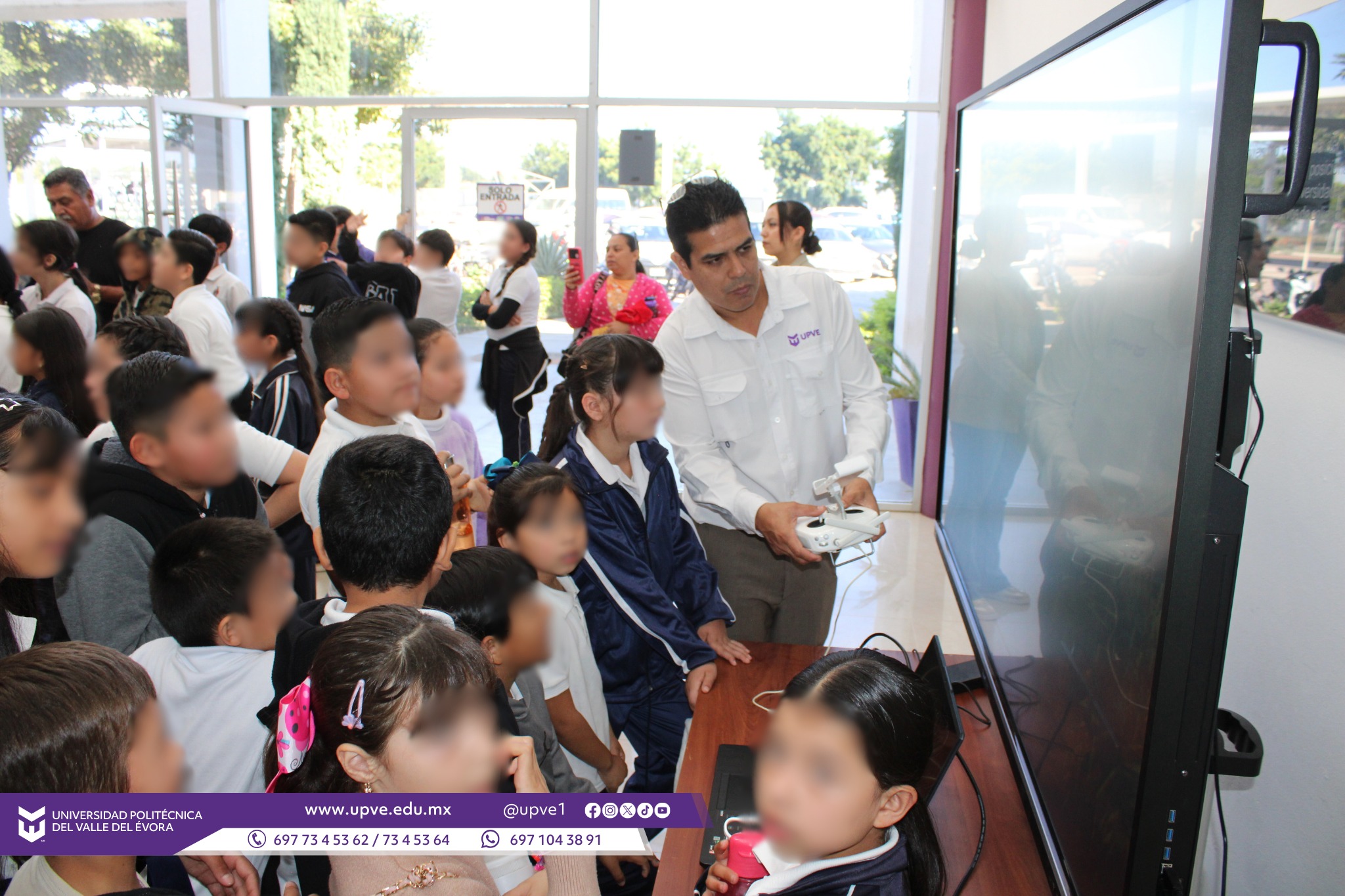 🔬👩🔬✨ Ciencia en acción: Taller especial por el Día de la Mujer y la Niña en la Ciencia.
En la UPVE se llevó a cabo un taller con motivo del Día Internacional de la Mujer y la Niña en la Ciencia, con el objetivo de acercar el conocimiento científico a estudiantes de nivel básico mediante actividades prácticas y demostrativas.
Se contó con la participación de alumnas y alumnos de la Escuela Primaria Rafael Ramírez, ubicada en la Colonia Sinaloa, Angostura, quienes desarrollaron prácticas en el laboratorio de química, como:
✅ Identificación de órganos vegetales
✅ Identificación de células
✅ Identificación de insectos
✅ Observación de sangre en el microscopio.
Las actividades fueron impartidas por las profesoras Ing. Fidelia Higuera Blancarte y M.C. Adriana Rivera López, con el acompañamiento de estudiantes de la carrera de Ingeniería en Manejo de Recursos Naturales.
Asimismo, se contó con el apoyo de los profesores M.C. Juan Jaime Fuentes Uriarte y M.T.I. César Octavio Altamirano Gonzáles, quienes dirigieron la práctica de Simulación de Manejo de Dron en pantalla interactiva.
Este tipo de experiencias fortalecen el interés por la ciencia y motivan a niñas y niños a explorar, preguntar y descubrir. 🔬👩🔬✨
#SomosUPVE
#PorElDesarrolloYLaGrandeza
#SomosDelfinesUPVE