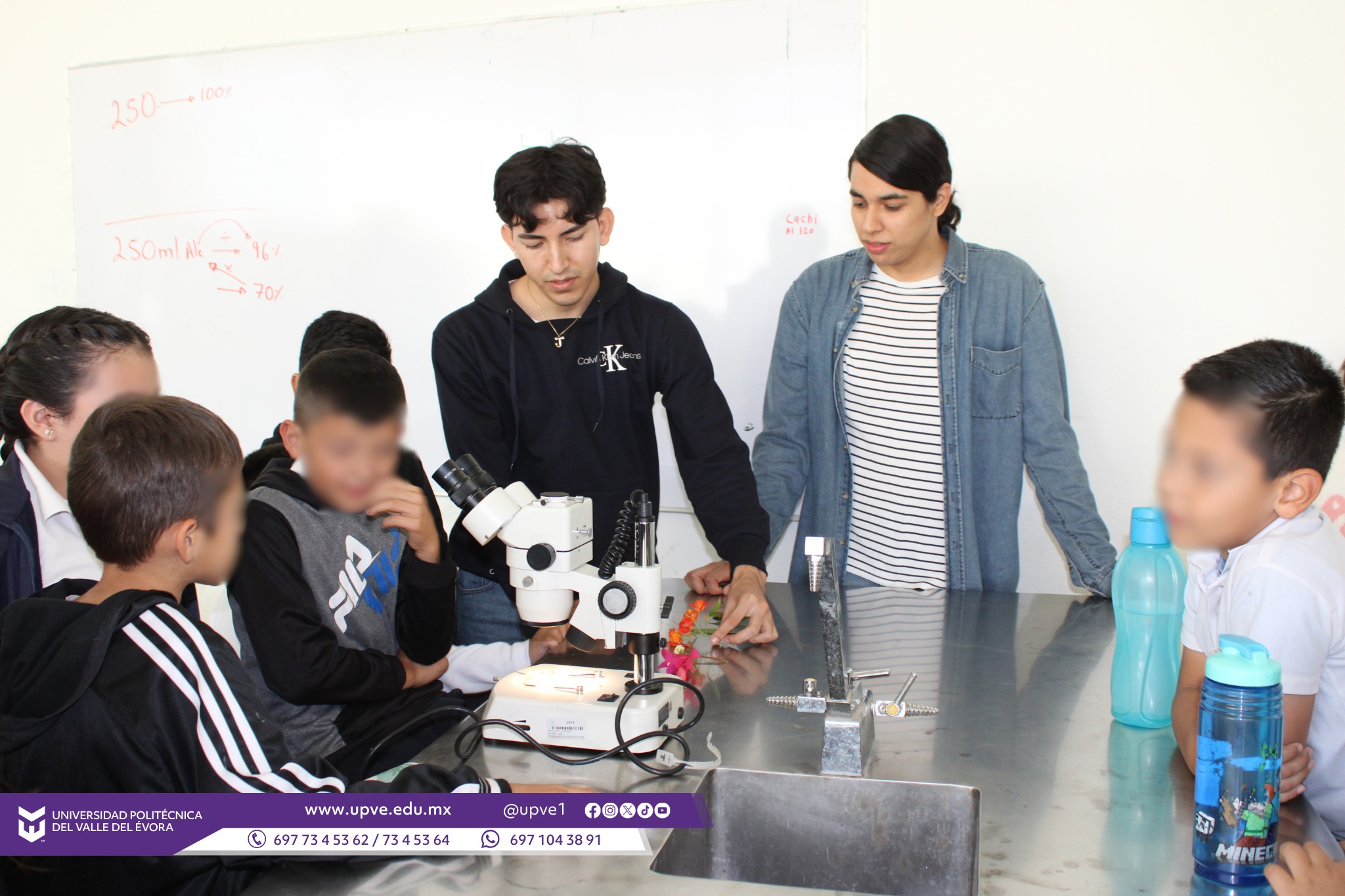 🔬👩🔬✨ Ciencia en acción: Taller especial por el Día de la Mujer y la Niña en la Ciencia.
En la UPVE se llevó a cabo un taller con motivo del Día Internacional de la Mujer y la Niña en la Ciencia, con el objetivo de acercar el conocimiento científico a estudiantes de nivel básico mediante actividades prácticas y demostrativas.
Se contó con la participación de alumnas y alumnos de la Escuela Primaria Rafael Ramírez, ubicada en la Colonia Sinaloa, Angostura, quienes desarrollaron prácticas en el laboratorio de química, como:
✅ Identificación de órganos vegetales
✅ Identificación de células
✅ Identificación de insectos
✅ Observación de sangre en el microscopio.
Las actividades fueron impartidas por las profesoras Ing. Fidelia Higuera Blancarte y M.C. Adriana Rivera López, con el acompañamiento de estudiantes de la carrera de Ingeniería en Manejo de Recursos Naturales.
Asimismo, se contó con el apoyo de los profesores M.C. Juan Jaime Fuentes Uriarte y M.T.I. César Octavio Altamirano Gonzáles, quienes dirigieron la práctica de Simulación de Manejo de Dron en pantalla interactiva.
Este tipo de experiencias fortalecen el interés por la ciencia y motivan a niñas y niños a explorar, preguntar y descubrir. 🔬👩🔬✨
#SomosUPVE
#PorElDesarrolloYLaGrandeza
#SomosDelfinesUPVE