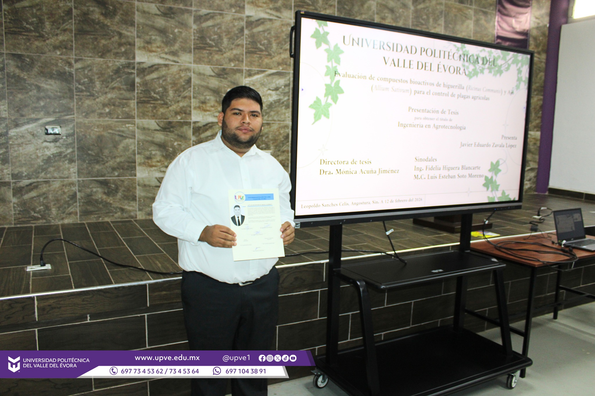 🎓✨ Felicitamos al egresado Javier Eduardo Zavala López por la exitosa presentación de su tesis, realizada el jueves 12 de febrero de 2026, titulada “Evaluación de compuestos bioactivos de higuerilla (Ricinus communis) y ajo (Allium sativum) para el control de plagas agrícolas”.
Este importante trabajo de investigación fue desarrollado durante su estadía como parte de su proceso de titulación en la Universidad Politécnica del Valle del Évora, aportando alternativas sustentables para el manejo de plagas en el sector agrícola.
El jurado estuvo conformado por las y los miembros: Dra. Mónica Acuña Jiménez, M.C. Luis Esteban Soto Moreno, y la Ing. Fidelia Higuera Blancarte. Tras la defensa del proyecto, el sustentante aprobó por unanimidad el examen de grado, obteniendo el título de Ingeniero en Agrobiotecnología.
La tesis fue ratificada por la Rectora Dra. Imelda Zayas Barreras y el Secretario Académico M.T.I. Arnoldo Sánchez López.
¡Muchas felicidades por este gran logro académico y profesional! Le deseamos mucho éxito en su camino. 🌱
#SomosUPVE
#PorElDesarrolloYLaGrandeza
#SomosDelfinesUPVE