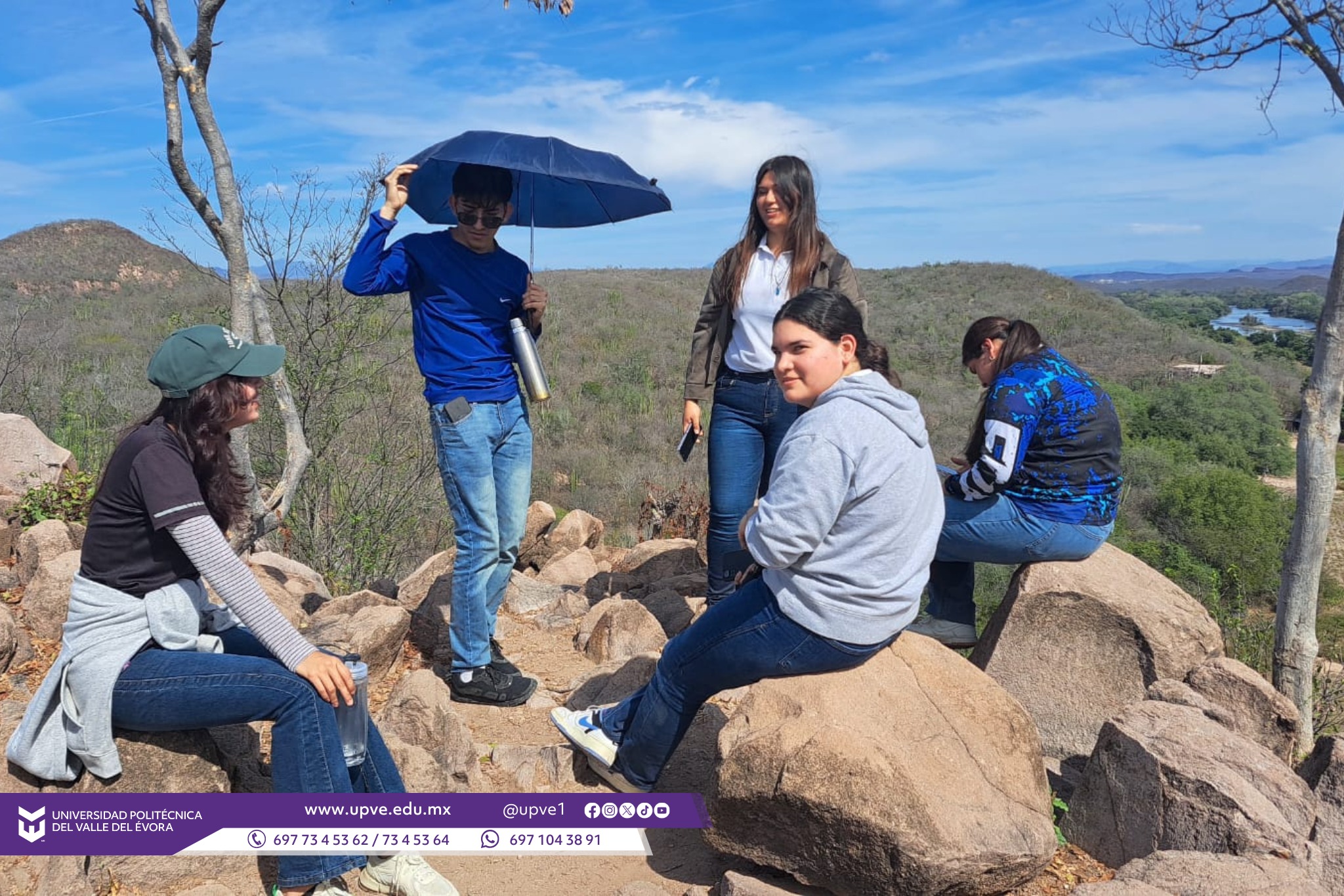 El recorrido académico comenzó en el pueblo Mágico El Fuerte, en primera instancia se visitó la Caleta, un pueblo pegado al rio fuerte en cual se encuentra el cerro de la Mascara administrado y cuidado por el C. Jesús Antonio Sánchez Chan, quien le dio un recorrido sobre la historia del lugar a estudiantes de la carrera de Ing. en Manejo de Recursos Naturales y profesoras de la UPVE.
Siguiendo con el recorrido, el día 05 de febrero del 2026 se visitó el Área Natural Protegida de la Isla de Maviri, con el Biol. Ramel Bernal Valle, encargado del Área Natural Protegida de El Maviri, bajo la administración de los recursos la CONANP (Comisión Nacional de Áreas Naturales Protegidas de México), encargada de conservar y administrar los ecosistemas y la biodiversidad del país; con la participación de las y los estudiantes y La M.C. Adriana Rivera López y la Ing. Fidelia Higuera Blancarte, de la carrera de Ingeniería en Manejo de Recursos Naturales, con el propósito de complementar la formación teórica mediante experiencias prácticas en campo. Esta actividad se desarrolla como parte de las materias de Manejo de Flora Silvestre y Servicios Ambientales, con el fin de fortalecer las capacidades técnicas, analíticas y de observación de los alumnos.
Durante el recorrido se realizarán diversas actividades, entre las que destaca el reconocimiento e identificación de especies de flora silvestre, poniendo especial atención en su estado de conservación, características morfológicas y función ecológica dentro del ecosistema costero. Asimismo, se llevará a cabo la observación de los servicios ambientales que proporciona la isla, tales como la protección del suelo, la regulación del clima, la conservación de la biodiversidad y el valor recreativo y paisajístico del área.
De igual manera, las y los estudiantes participarán en actividades de análisis del entorno, donde se abordarán temas relacionados con el manejo sustentable de los recursos naturales, el impacto de las actividades humanas y la importancia de las áreas naturales protegidas para el equilibrio ecológico.
#SomosUPVE
#PorElDesarrolloYLaGrandeza
#SomosDelfinesUPVE