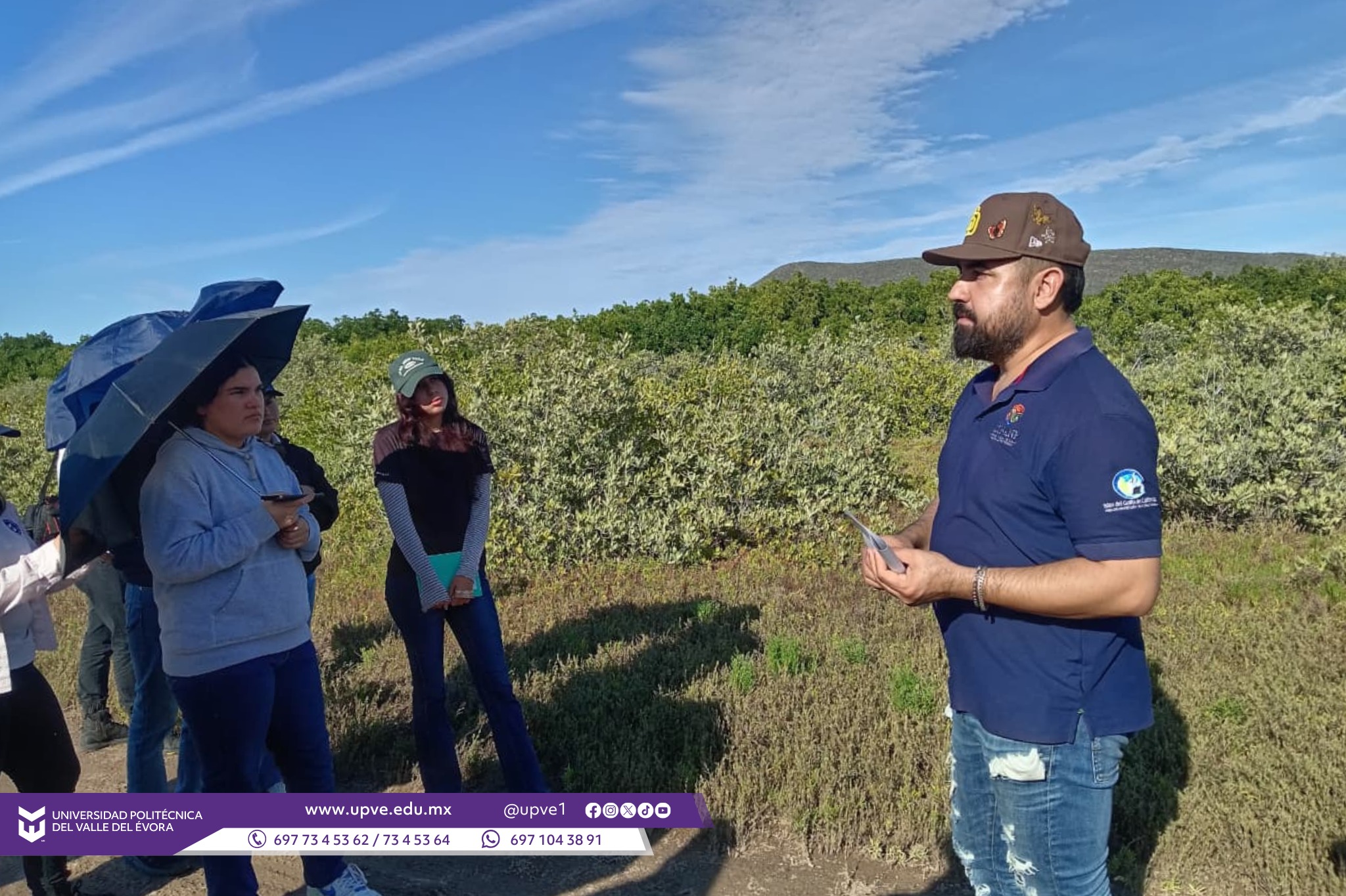 El recorrido académico comenzó en el pueblo Mágico El Fuerte, en primera instancia se visitó la Caleta, un pueblo pegado al rio fuerte en cual se encuentra el cerro de la Mascara administrado y cuidado por el C. Jesús Antonio Sánchez Chan, quien le dio un recorrido sobre la historia del lugar a estudiantes de la carrera de Ing. en Manejo de Recursos Naturales y profesoras de la UPVE.
Siguiendo con el recorrido, el día 05 de febrero del 2026 se visitó el Área Natural Protegida de la Isla de Maviri, con el Biol. Ramel Bernal Valle, encargado del Área Natural Protegida de El Maviri, bajo la administración de los recursos la CONANP (Comisión Nacional de Áreas Naturales Protegidas de México), encargada de conservar y administrar los ecosistemas y la biodiversidad del país; con la participación de las y los estudiantes y La M.C. Adriana Rivera López y la Ing. Fidelia Higuera Blancarte, de la carrera de Ingeniería en Manejo de Recursos Naturales, con el propósito de complementar la formación teórica mediante experiencias prácticas en campo. Esta actividad se desarrolla como parte de las materias de Manejo de Flora Silvestre y Servicios Ambientales, con el fin de fortalecer las capacidades técnicas, analíticas y de observación de los alumnos.
Durante el recorrido se realizarán diversas actividades, entre las que destaca el reconocimiento e identificación de especies de flora silvestre, poniendo especial atención en su estado de conservación, características morfológicas y función ecológica dentro del ecosistema costero. Asimismo, se llevará a cabo la observación de los servicios ambientales que proporciona la isla, tales como la protección del suelo, la regulación del clima, la conservación de la biodiversidad y el valor recreativo y paisajístico del área.
De igual manera, las y los estudiantes participarán en actividades de análisis del entorno, donde se abordarán temas relacionados con el manejo sustentable de los recursos naturales, el impacto de las actividades humanas y la importancia de las áreas naturales protegidas para el equilibrio ecológico.
#SomosUPVE
#PorElDesarrolloYLaGrandeza
#SomosDelfinesUPVE