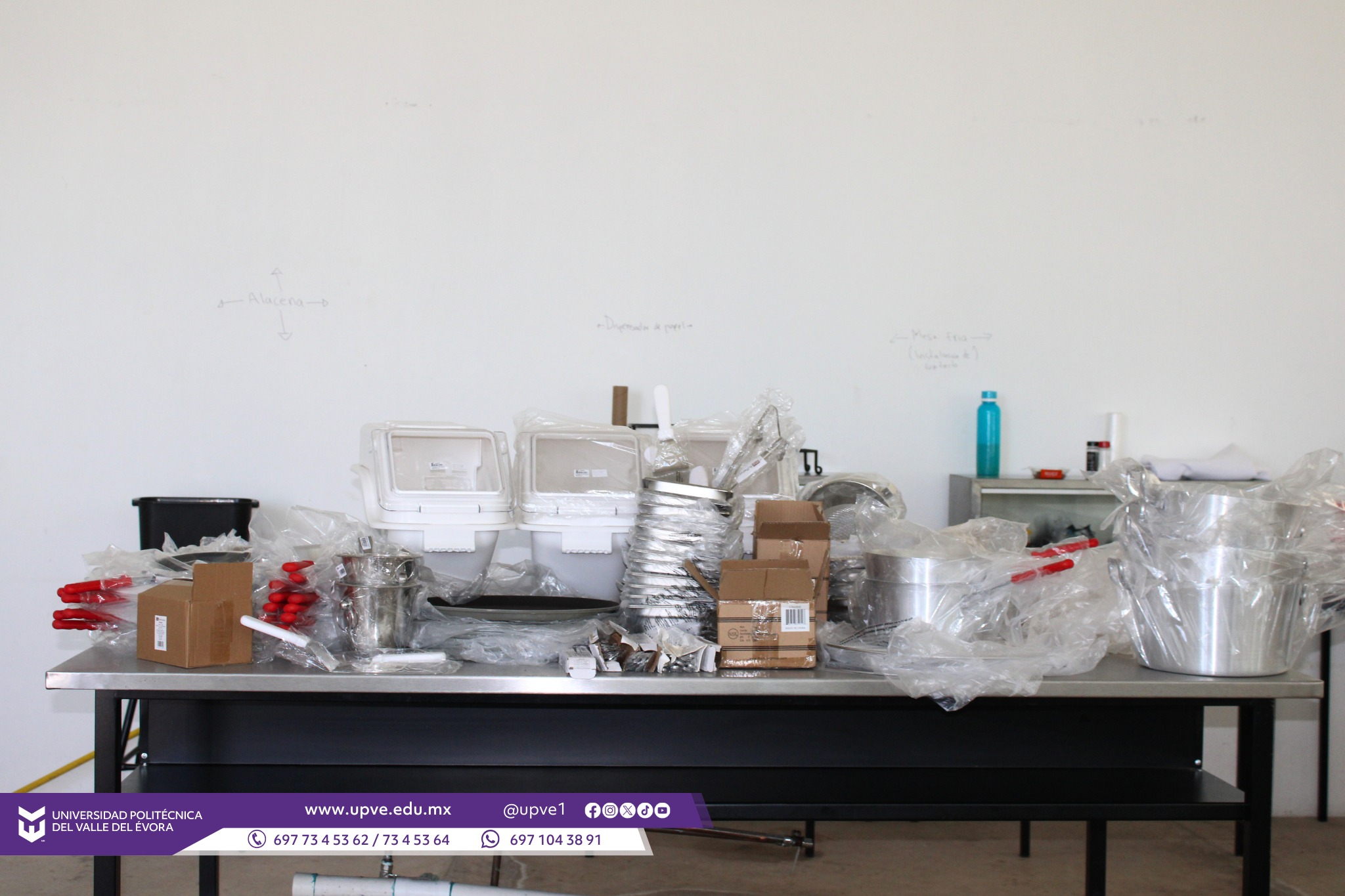 👨🍳 Entrega de artículos de cocina fortalece el área de Gastronomía 👩🍳🍽️
Con el objetivo de fortalecer la formación práctica de las y los estudiantes de la carrera de Licenciatura en Gastronomía, se realizó entrega de artículos de cocina destinados al equipamiento del área de Gastronomía, lo que permitirá desarrollar prácticas con mayor eficiencia, orden y calidad.
El material fue entregado por la rectora, Dra. Imelda Zayas Barreras, al profesor encargado de la cocina de Gastronomía, el chef Daniel Martín Silverio Rubio. Entre los artículos recibidos se encuentran charolas de aluminio, cubiertos, cucharones, espátulas, ollas salseras, sartenes y tazones (bowl) de acero inoxidable, entre otros utensilios indispensables para el trabajo en cocina.
Durante la entrega también se contó con la presencia de la M.C. María Alejandra Zamudio Aguilasocho, Jefa de Departamento de Recursos Materiales y Servicios Generales, así como del M.T.I. Arnoldo Sánchez López, Secretario Académico.
Con estas acciones se reafirma el compromiso institucional de brindar mejores herramientas e infraestructura para el aprendizaje práctico y el desarrollo de competencias profesionales de la comunidad estudiantil.
#SomosUPVE
#PorElDesarrolloYLaGrandeza
#SomosDelfinesUPVE