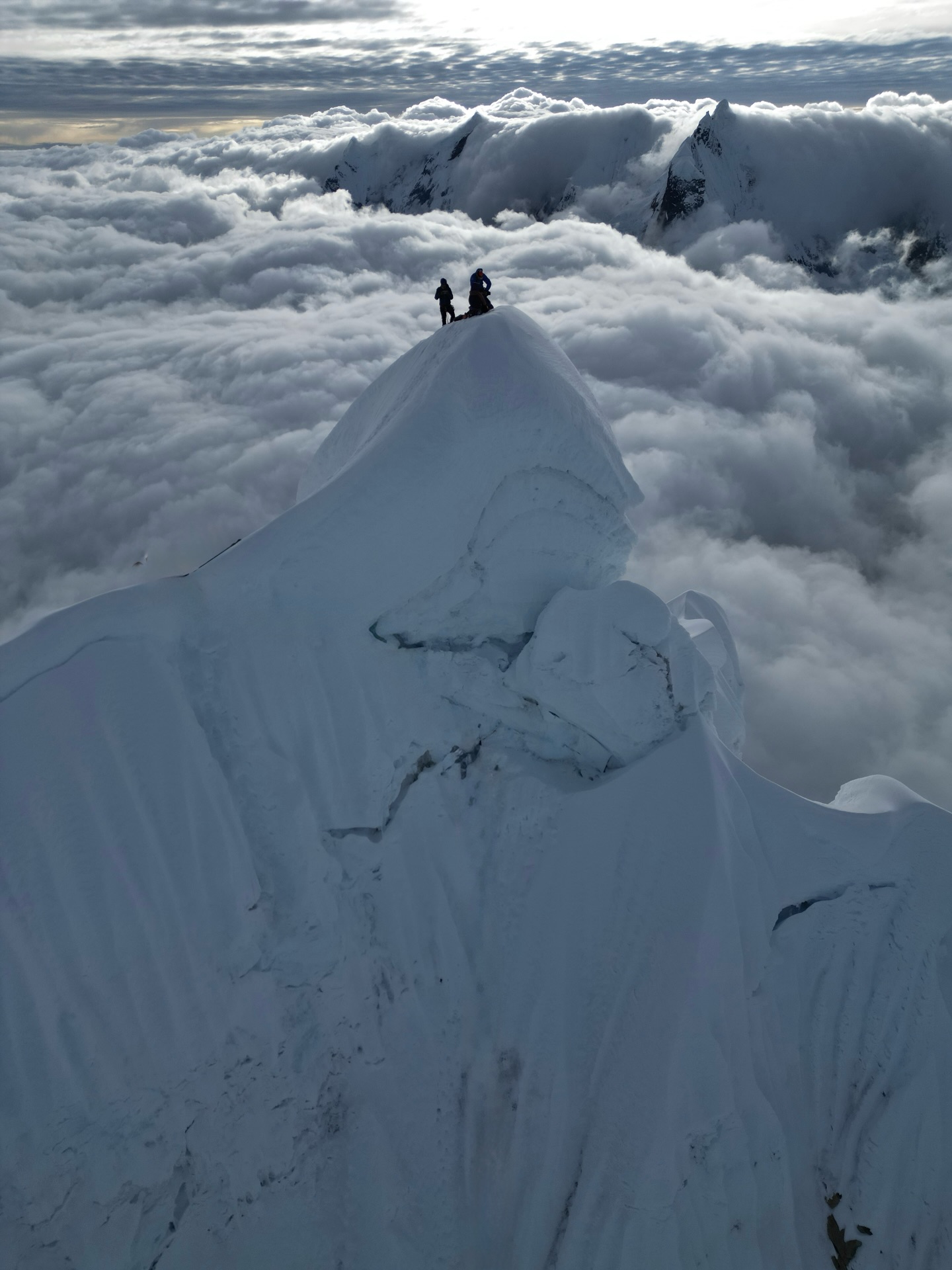 There are mountains you’ll never forget. 🏔️❄️ Grat…