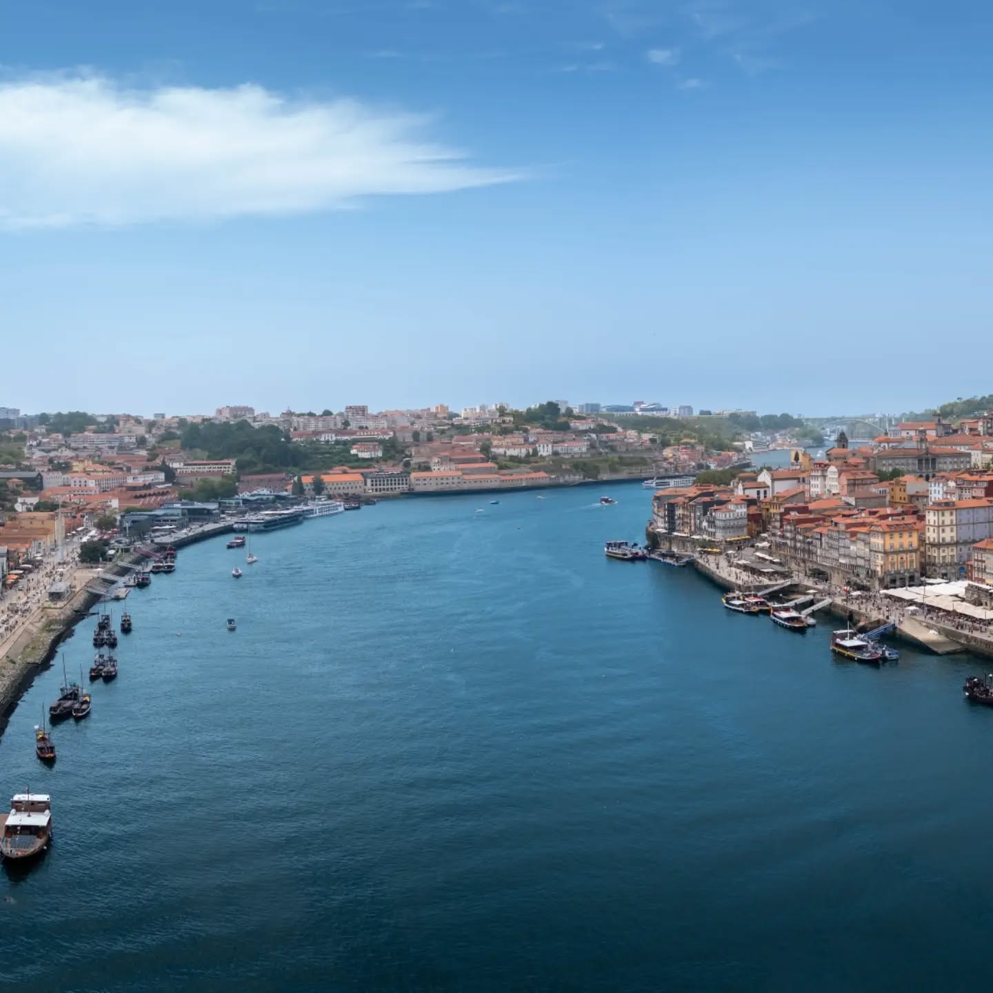 Porto, Portugal 🇵🇹. A orillas del río Duero, Porto mezcla barrios históricos, calles estrechas, miradores y una ciudad que se disfruta caminando. Y para los chilenos, Portugal puede ser mucho más que un destino de vacaciones: Chile y Portugal cuentan con un acuerdo Working Holiday 🇨🇱🤝🇵🇹, que permite vivir y trabajar temporalmente en el país.
Porto puede ser una de esas ciudades desde donde comenzar la experiencia, conocer Portugal y aprovechar para recorrer Europa.
¿Te gustaría hacer una Working Holiday en Portugal? 🇵🇹
📍 Porto, Portugal
Credits: @floomau.ph